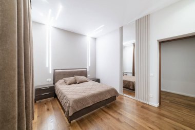 Evin iç tasarımında dış giyim için yeni siyah ahşap unsur