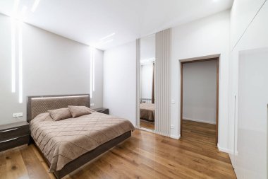 Evin iç dizaynı. Duvarında yatak ve arka lambası var.