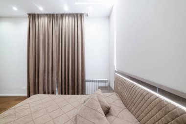 Odada büyük bir yatak var. Yandan görüntüle.