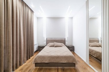 Tasarımcı iç mimarı olan bir evde rahatlamak için aile yatağı.