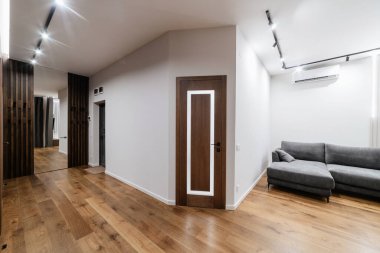 İç mimarisi olan bir daire. Modern, şık mobilyalar ve ışıklandırma