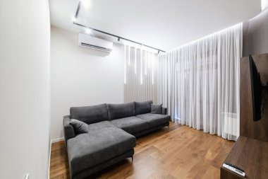 Büyük gri kanepeli misafir odası.