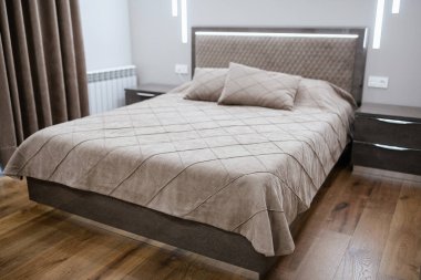 Evin odasında dinlenmek için yeni büyük, siyah bir yatak.