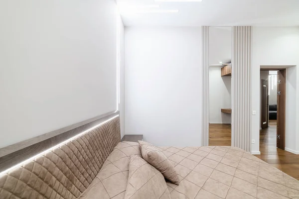 Groot Bed Ontspannen Het Huis Achterlicht Witte Muur — Stockfoto