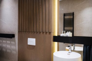 Evin yeni iç tasarımında şık ve modern bir banyo.