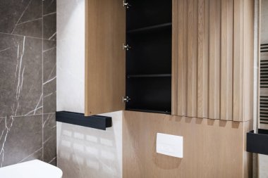 Yeni büyük banyo mobilya ve ahşap ile evde