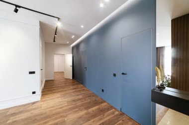 Dairenin yeni, şık, modern iç tasarımı mavi ve beyaz renklerde.