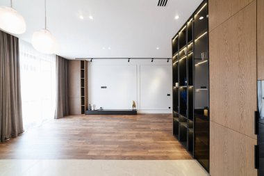 Ahşap zeminli çatı katının modern iç tasarımı.