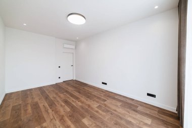 Beyaz, boş, büyük çatı katı tarzı bir oda..