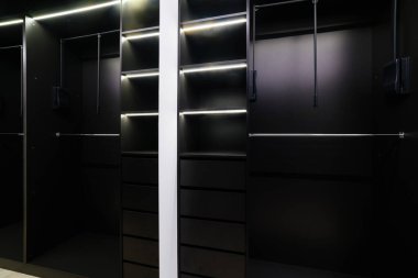 Aydınlatılmış giysi odasının modern iç tasarımı