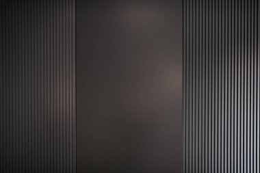 Dikey çizgileri olan koyu ahşap bir duvar. arkaplan ve tasarım için fotoğraf