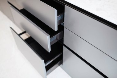 Evin içindeki yeni mutfaktaki rafları aç.