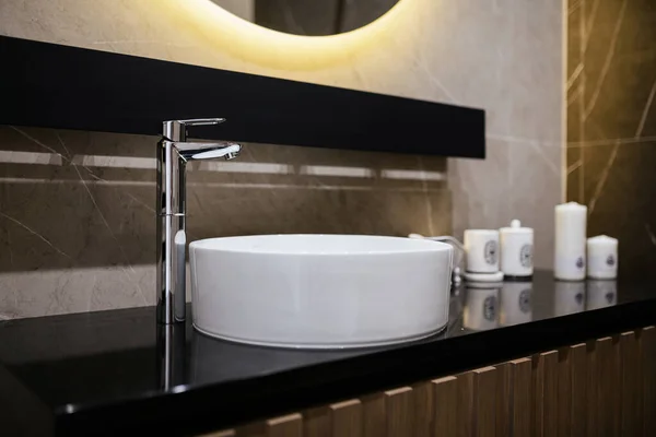 Moderní Koupelna Design Bílým Dřezem Kovový Kohoutek Podsvícení — Stock fotografie