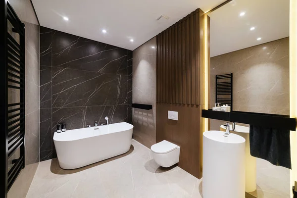 Neues Großes Badezimmer Mit Weißem Badezimmerspiegel Und Beleuchtung — Stockfoto