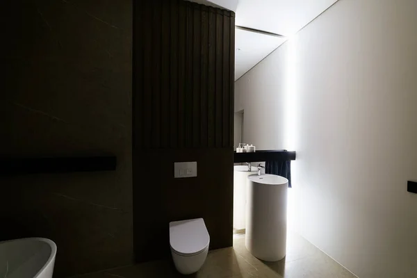 照明と白い壁の大きな鏡を持つ新しい家のバスルーム — ストック写真