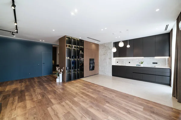 Geniş odalı modern iç tasarım stüdyo mutfağı