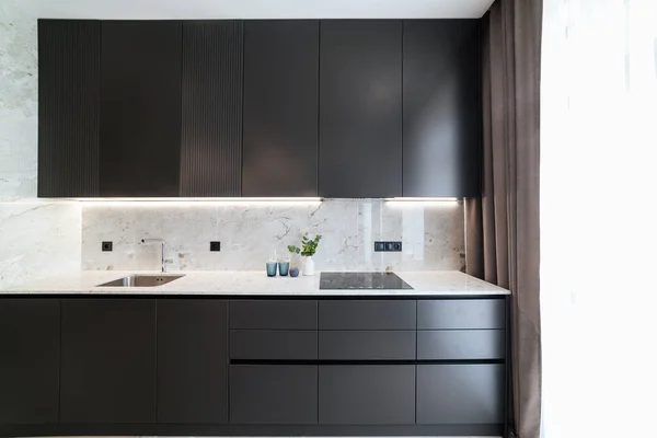 Diseño Interior Moderno Una Cocina Negra Con Encimera Blanca —  Fotos de Stock