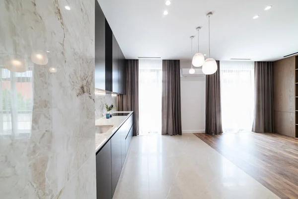 Moderno Diseño Interior Del Apartamento Con Cocina Estudio Grandes Ventanales —  Fotos de Stock