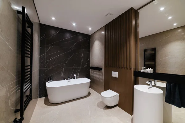 Büyük taş banyosu olan modern banyo tasarımı