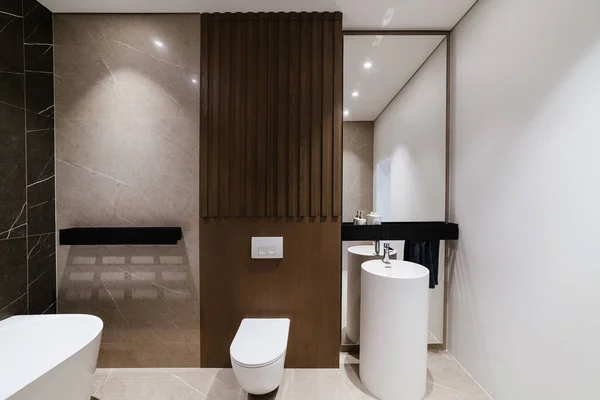 バスルームにはモダンなスタイルとデザインがあります 壁の天然木 — ストック写真
