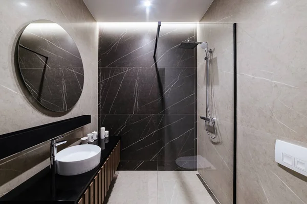Havalı, yeni, işlevsel banyo.