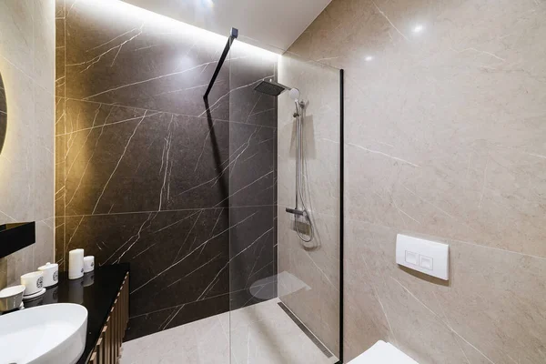 Banyoda Cam Duş Modern Tasarım — Stok fotoğraf