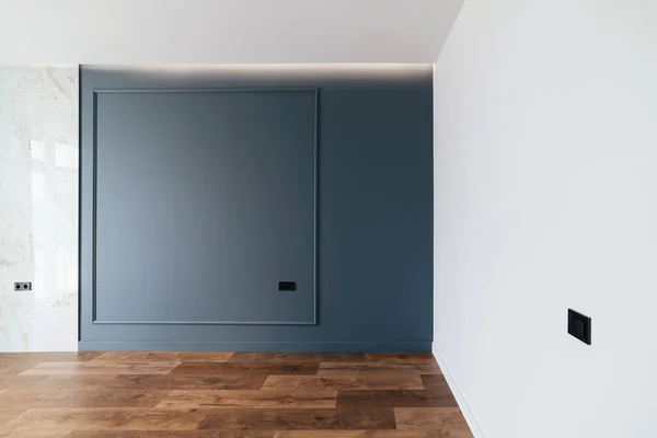 White Room Blue Wall Natural Wood Flooring — Foto de Stock
