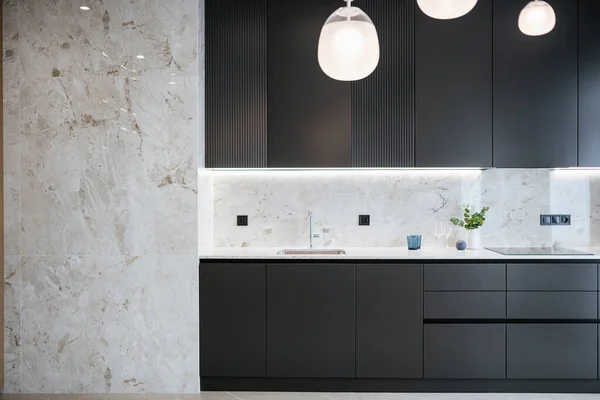 Elegante Interior Una Nueva Cocina Oscura Con Iluminación Casa —  Fotos de Stock