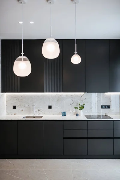 Elegante Moderno Nuevo Diseño Interior Una Cocina Oscura Con Iluminación —  Fotos de Stock