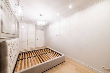 Rahatlamak ve bir yatakla uyumak için yeni ve temiz bir oda.