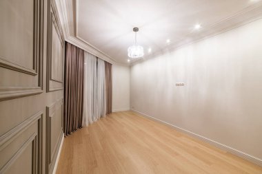 Kahverengi duvarı ve ahşap zemini olan bir evin modern iç tasarımı.