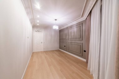 Evde meditasyon ve rahatlama için geniş boş bir oda.