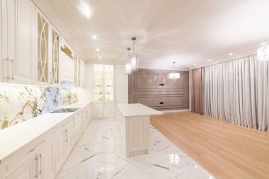 Yeni moda mutfak stüdyosunun içi beyaz mobilyalar ve aletlerle dolu.