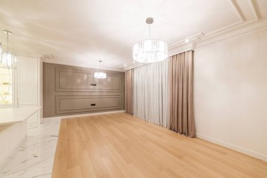 Geniş pencereli ve lambalı parlak mutfak iç tasarımı