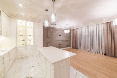 Geniş pencereli, ahşap perdeli ve ışıklı yeni bir evde mutfak stüdyosu.