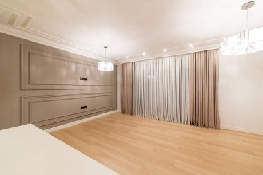 Yeni evin içinde perdeleri ve ışıkları olan büyük bir pencere.