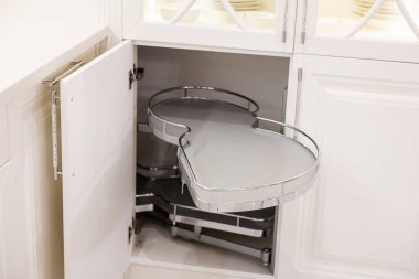 Beyaz doğal ahşap mutfak, metal raflı açık kapı.