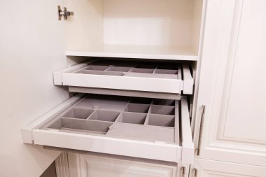 Doğal ahşaptan yapılmış iki yeni boş raf. ön görünüm