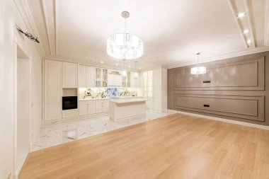 Yeni bir evin içinde tavan arası tarzında yeni bir beyaz mutfak.