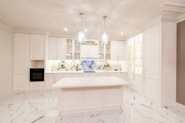 Ayrı masaları ve aletleri olan geniş, temiz, ferah bir mutfak.