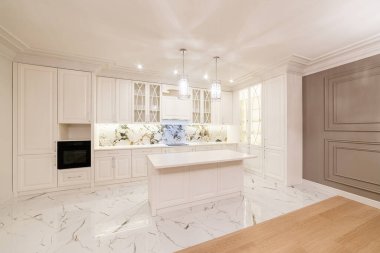 Ayrı masa gereçleri ve ışıklandırması olan stüdyo içi