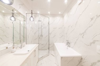 Yeni banyo seramikleri ve cam duşlu mermerleri var.