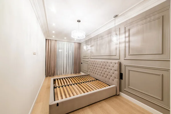Karanlık Duvarı Yatağı Olan Modern Bir Yatak Odası — Stok fotoğraf