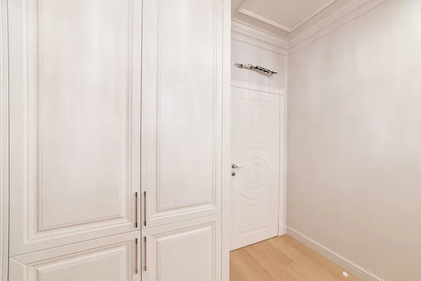Μοντέρνο Εσωτερικό Ενός Δωματίου Ένα Σπίτι Λευκό Ντουλάπι Από Φυσικό — Φωτογραφία Αρχείου