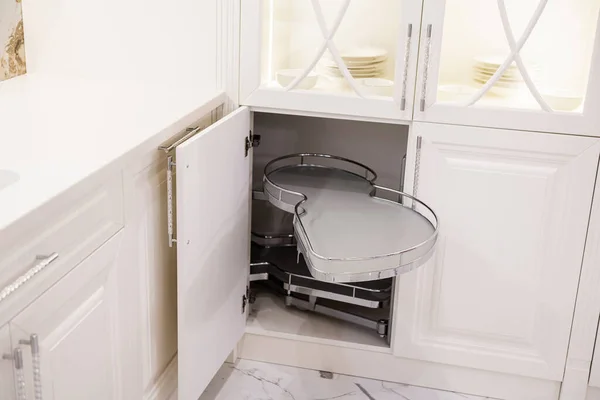 Logam Tarik Out Rak Dapur Putih Terbuat Dari Kayu Alami — Stok Foto