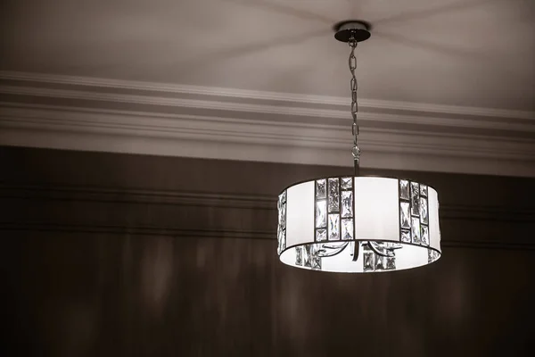 家の中のモダンな照明 天井には大きなランプが — ストック写真