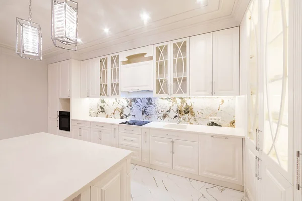 Gran Cocina Blanca Con Iluminación Mesa Blanca Electrodomésticos — Foto de Stock