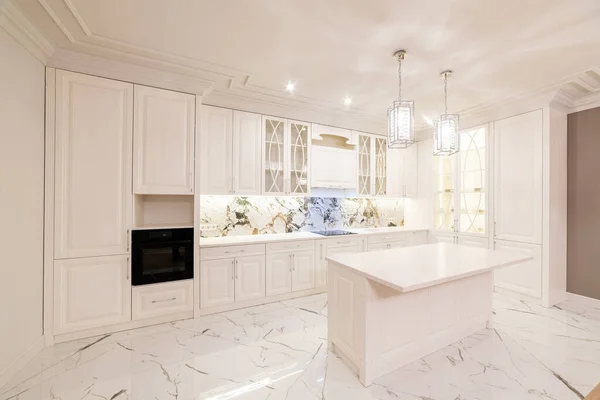 Große Flauschige Saubere Küche Weiß Mit Licht Und Geräten — Stockfoto