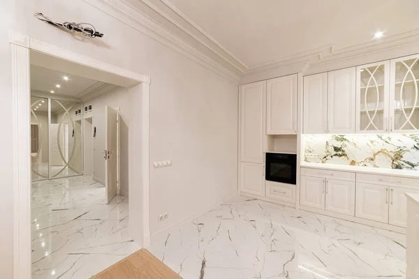 Saubere Weiße Küche Zum Kochen Inneren Eines Neuen Hauses — Stockfoto