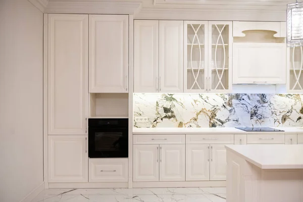 Interior Una Cocina Blanca Madera Natural Con Electrodomésticos Empotrados Iluminación — Foto de Stock